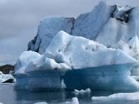 Unterhöhlter Eisberg im Jökulsárlón